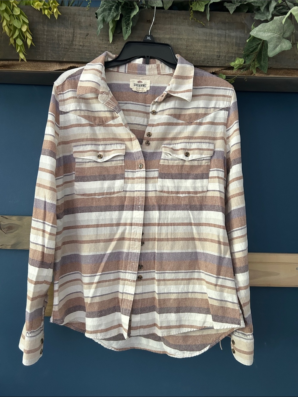 Shyanne Striped‎ Button-Up Flannel Shirt Large Women’s EUC